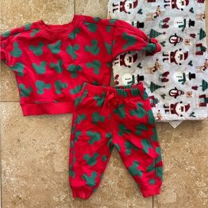 Disney Holiday Set & Blanket Bundle